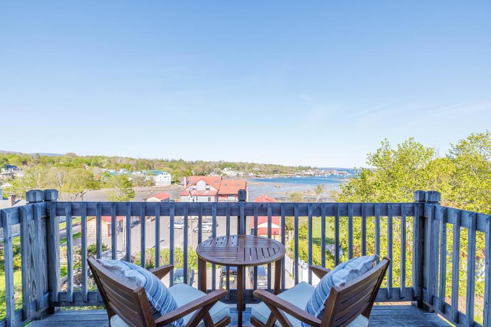 Top Floor Condo w/ Ocean Views [Admirals Quarters]
